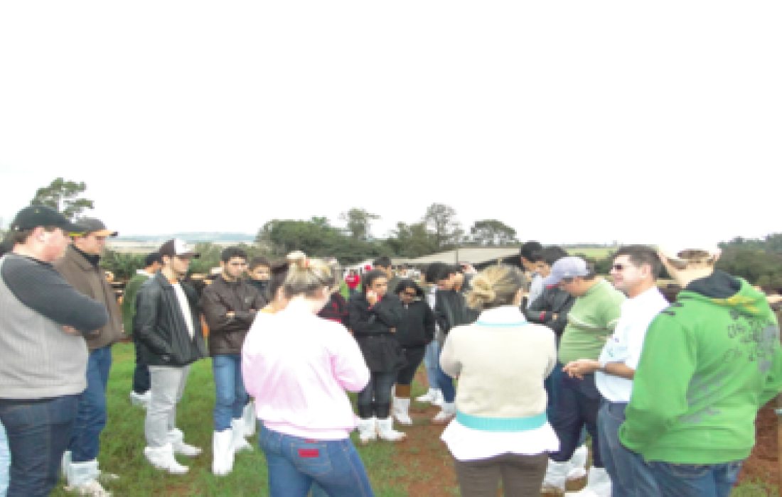 Mais uma turma de alunos visita criat&oacute;rio de bezerras                              