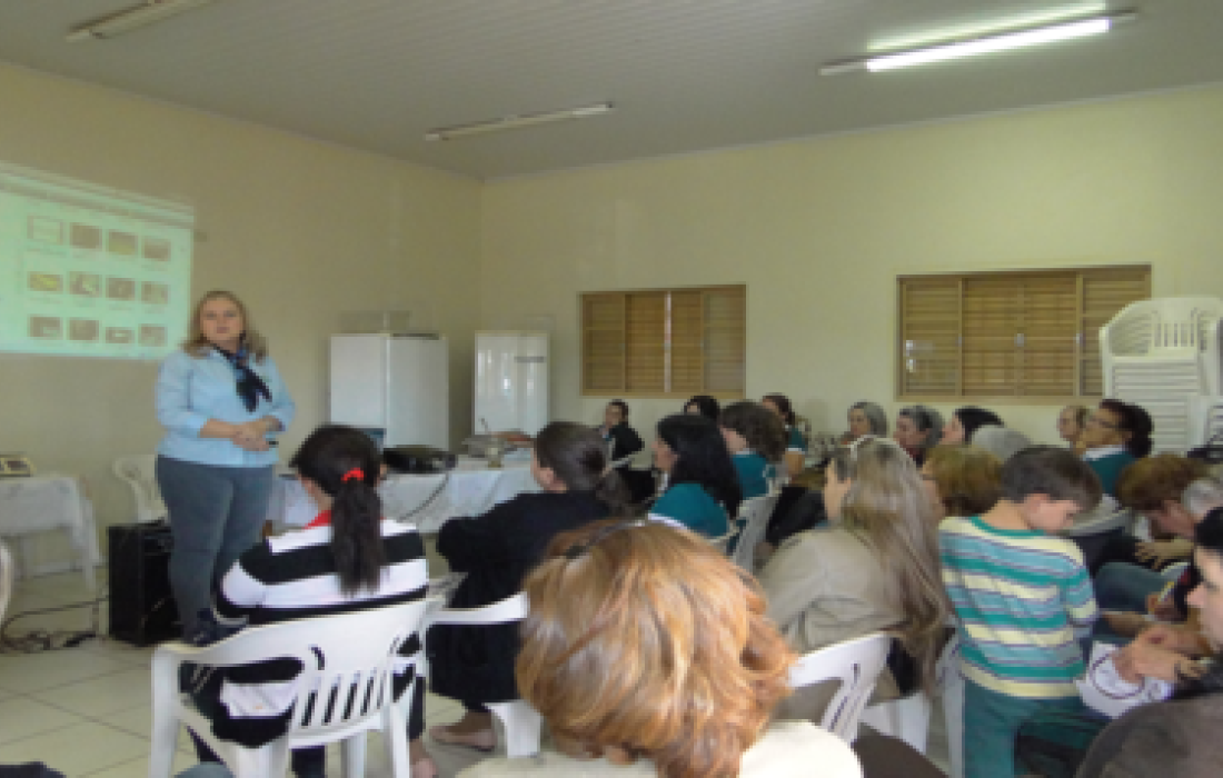 Palestra sobre motiva&ccedil;&atilde;o &eacute; realizada &agrave;s mulheres do Comit&ecirc; Feminino de Maracaj&uacute; dos Ga&uacute;chos