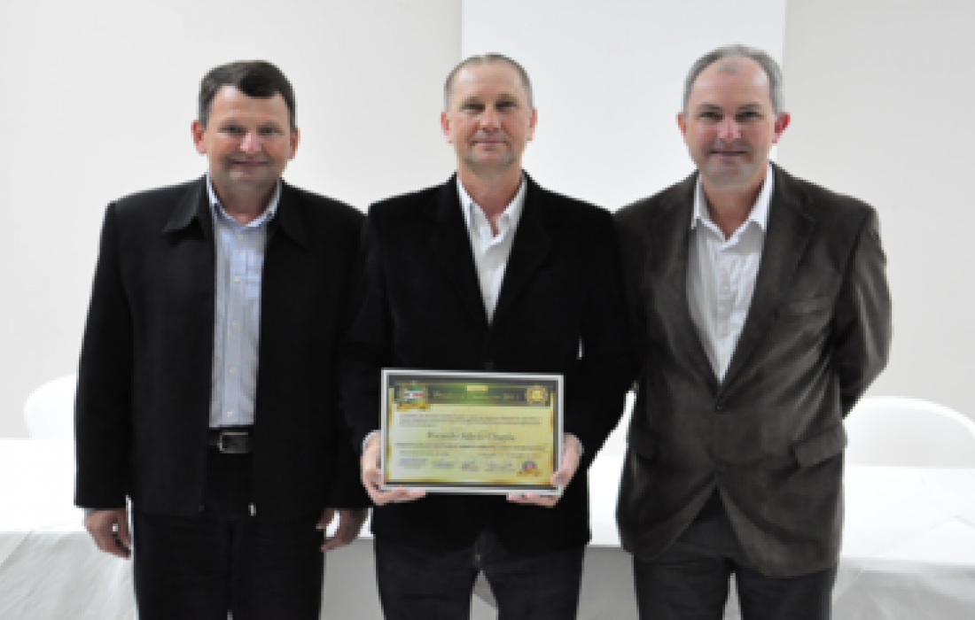 Diretor-presidente da Copagril &eacute; homenageado no Pr&ecirc;mio Produtor Destaque 2013