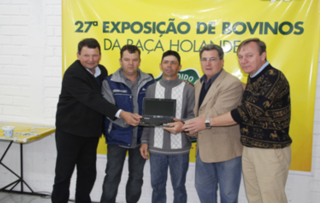 Criadores recebem trof&eacute;us da 27&ordf; Exposi&ccedil;&atilde;o de Bovinos da Ra&ccedil;a Holandesa