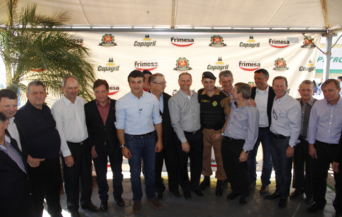 Beto Richa e outras autoridades pol&iacute;ticas visitam estandes da Copagril na Expo Rondon