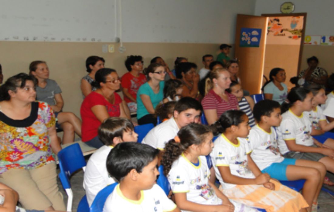 Coopera&ccedil;&atilde;o entre alunos, m&atilde;es e escola