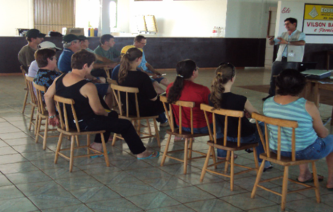 Produtores de Tr&ecirc;s Passos recebem treinamento sobre qualidade do leite