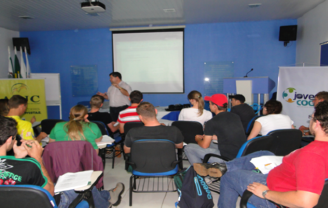 &ldquo;Educa&ccedil;&atilde;o e empreendimento cooperativista&rdquo; &eacute; tema do &uacute;ltimo m&oacute;dulo do curso Jovemcoop 