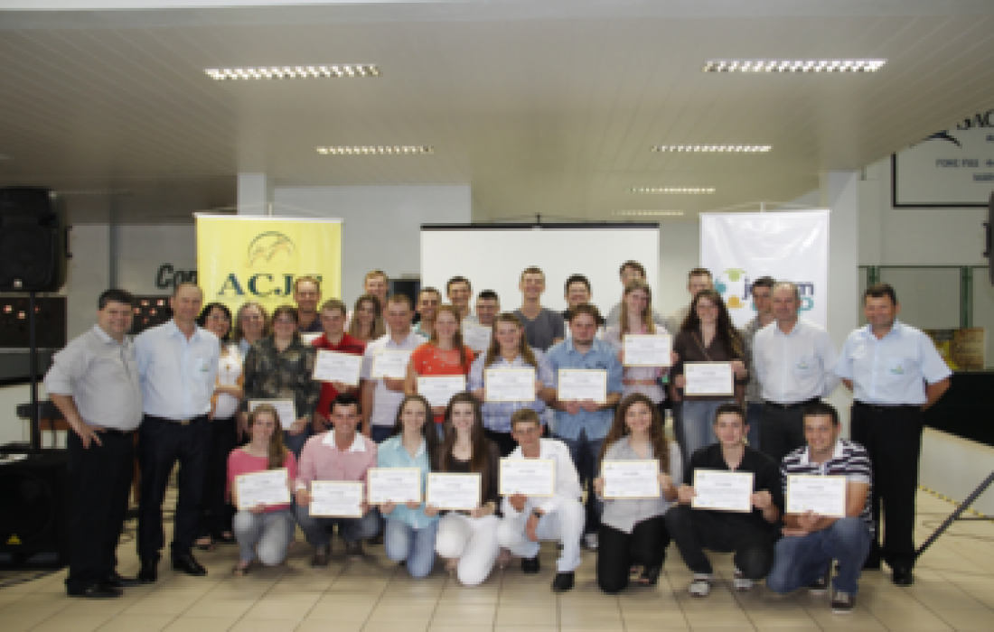 Primeira turma do curso modular Jovemcoop da Copagril realiza formatura