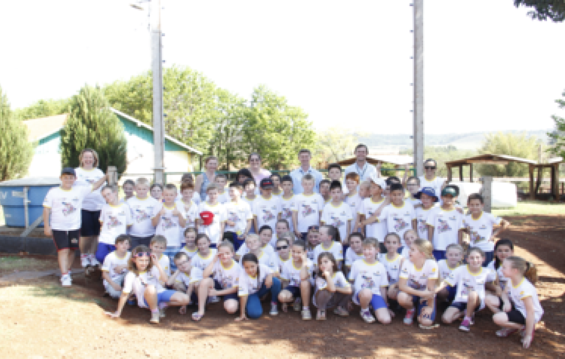 Alunos do Cooperjovem visitam propriedade de associados