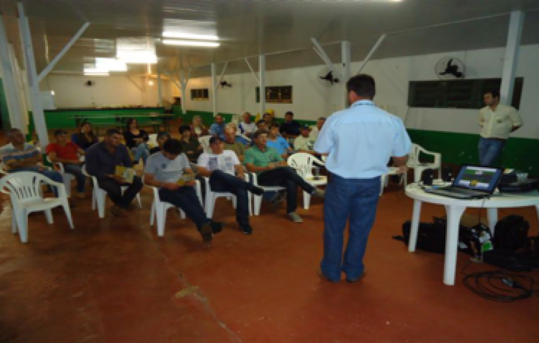 Produtores de leite participam de palestra e Noite de Neg&oacute;cios 