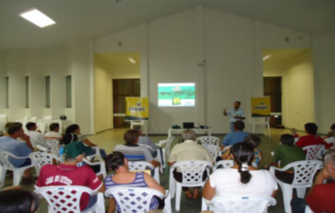 50 produtores de leite participam de palestra, em S&atilde;o Clemente
