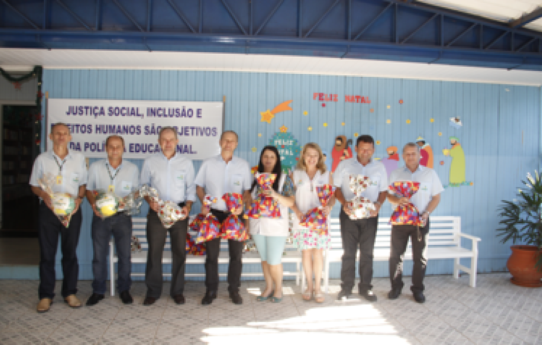 Copagril entrega presentes de Natal a alunos da Apae
