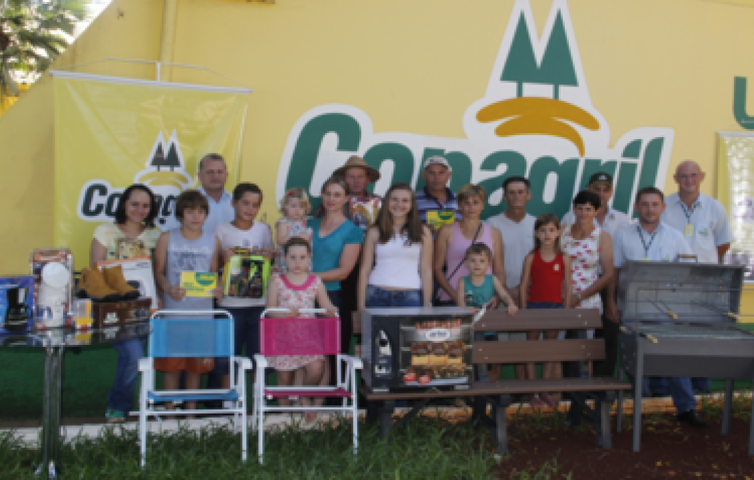 Pr&ecirc;mios sorteados no Dia de Campo s&atilde;o entregues