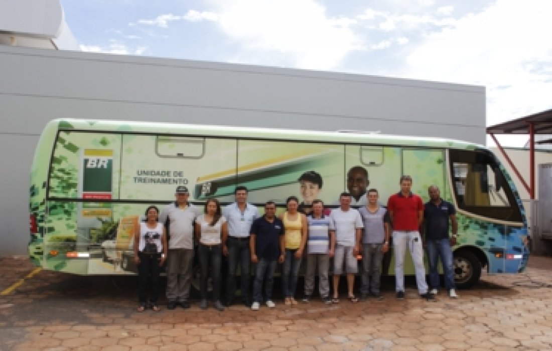 Funcion&aacute;rios do Posto de Combust&iacute;veis Copagril de Rondon recebem treinamento em unidade m&oacute;vel da Pet