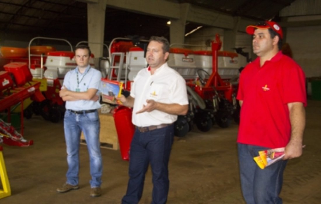 Funcion&aacute;rios e vendedores recebem treinamento da Vence Tudo