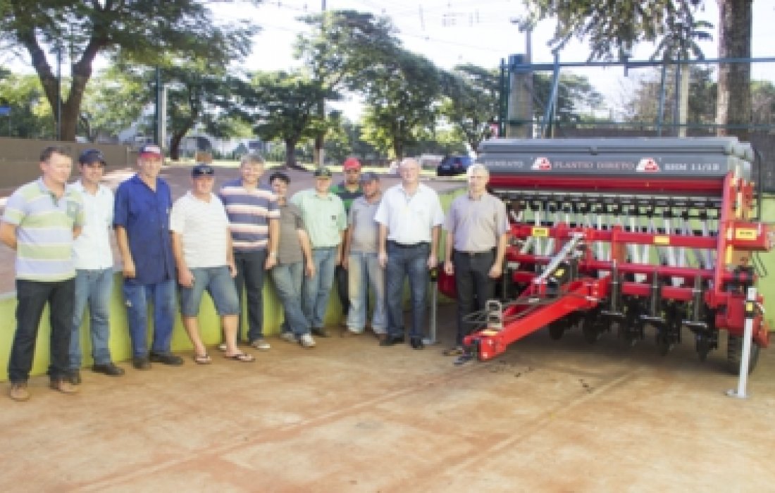 Copagril entrega semeadora para Unioeste