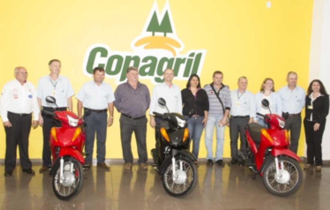Supermercados Copagril e Huber Alimentos entregam motos sorteadas em promo&ccedil;&atilde;o