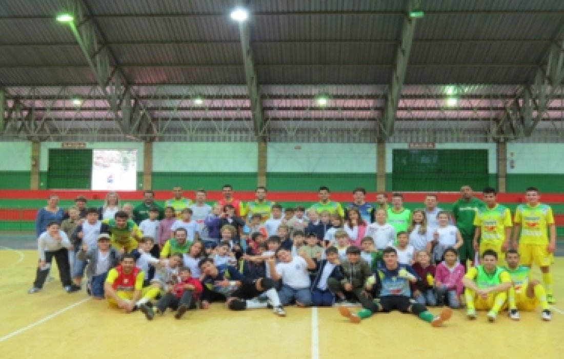 Estudantes de Entre Rios acompanham treino da Copagril Futsal e conhecem meios de comunica&ccedil;&atilde;o
