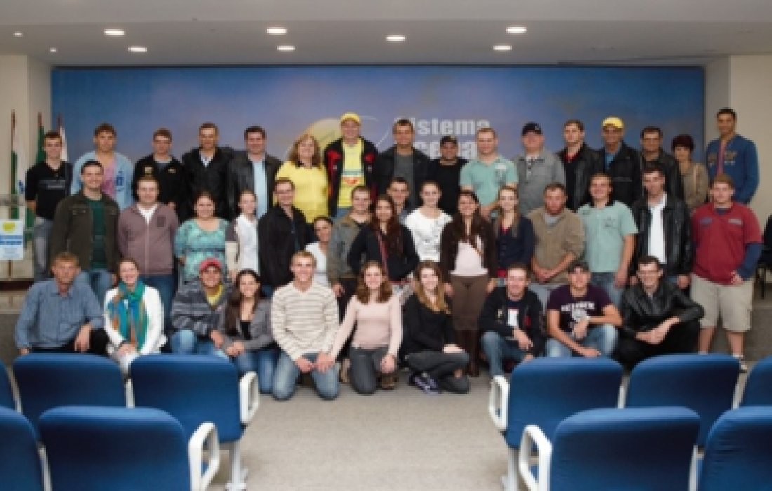 Comit&ecirc;s de Jovens premiados nos Projetos Agr&iacute;colas visitam Ocepar, em Curitiba 