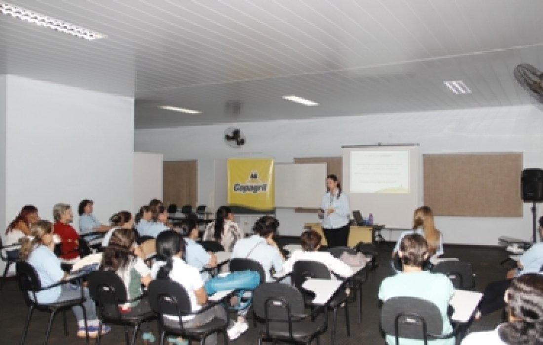 Zeladoras da Copagril recebem treinamento