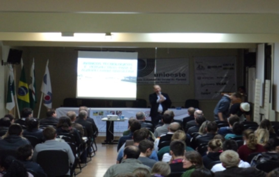 Presidente da Copagril ministra palestra em congresso da Unioeste