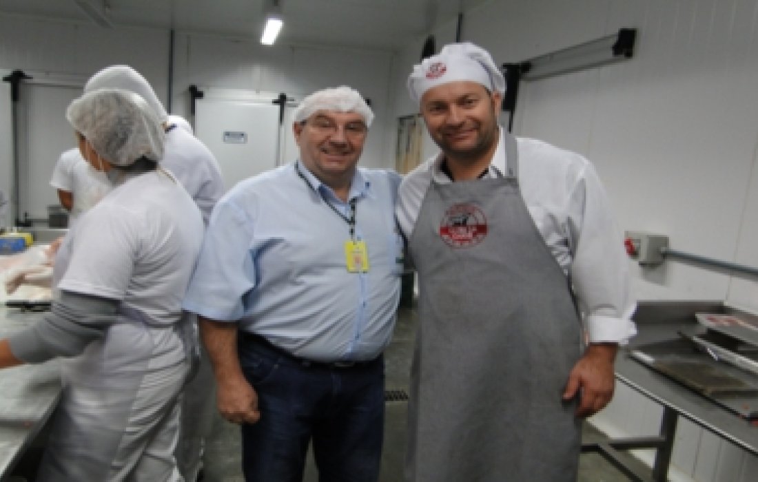 A&ccedil;ougueiros do mercado de Gua&iacute;ra passam por treinamento de carnes nobres 