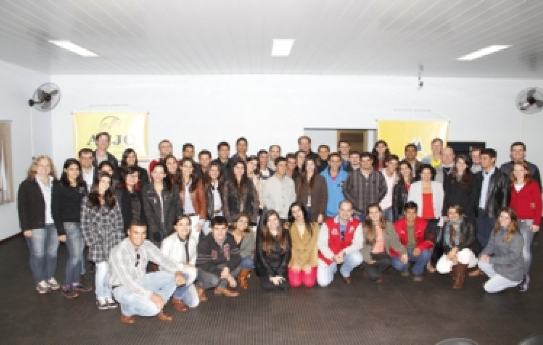  Copagril recebe comitiva de jovens da cooperativa Comigo, de Goi&aacute;s