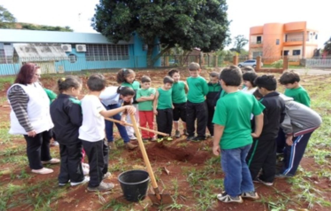  Alunos do Cooperjovem da Escola Jos&eacute; Engel de S&atilde;o Clemente t&ecirc;m palestra sobre an&aacute;lise de solo