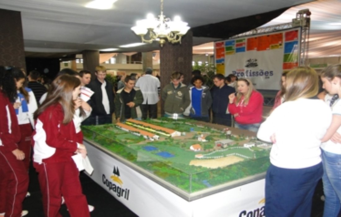  Copagril participa da feira de profiss&otilde;es