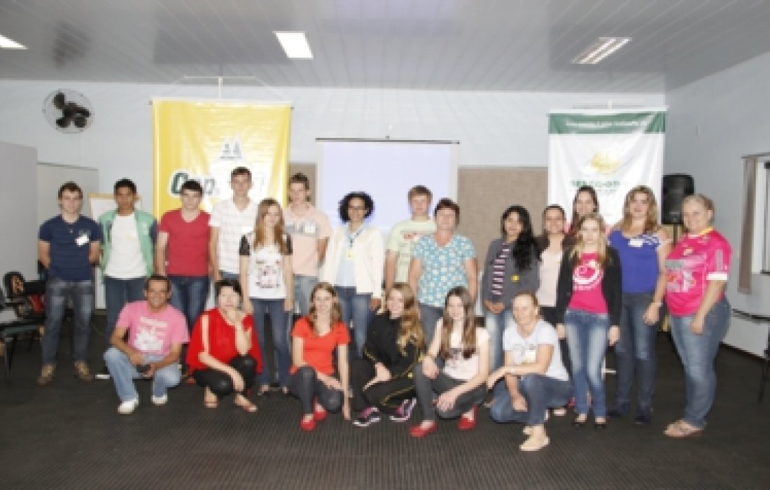  Jovens aperfei&ccedil;oam comunica&ccedil;&atilde;o e orat&oacute;ria