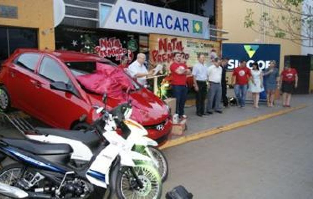 Cliente do Supermercado Copagril ganha carro no Natal da Acimacar
