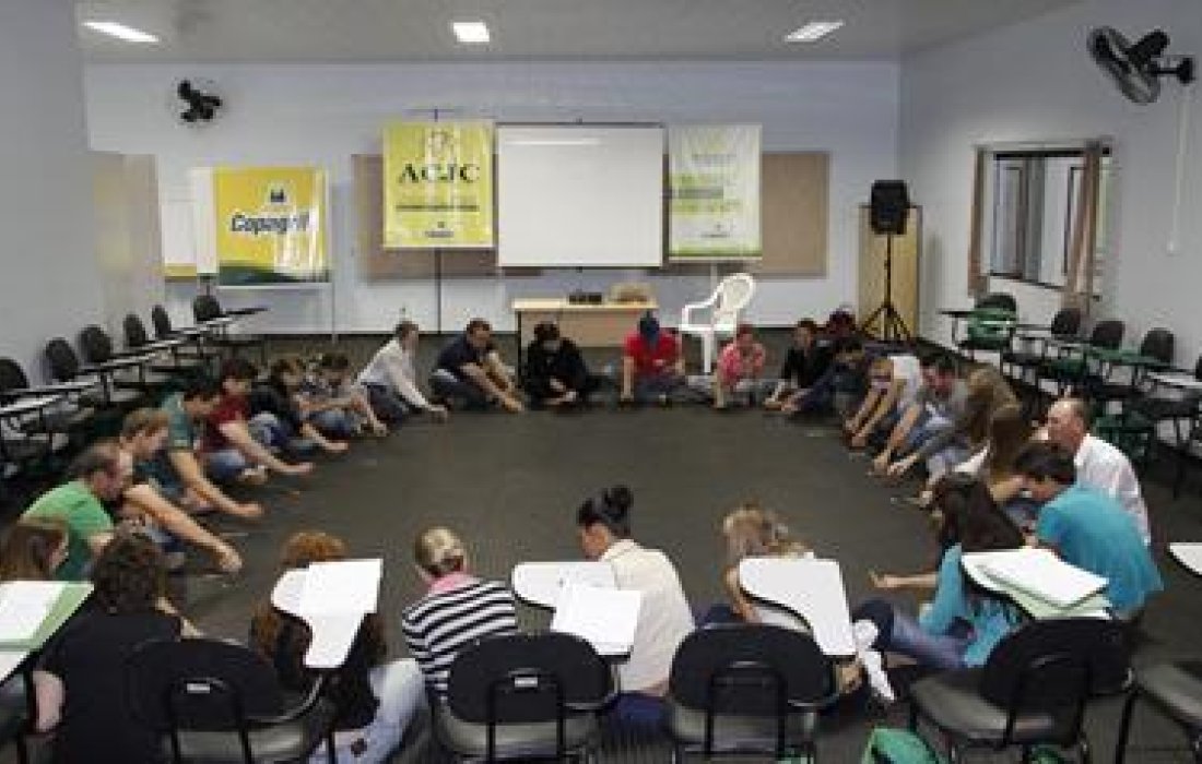 Jovens e mulheres t&ecirc;m terceiro m&oacute;dulo do curso de lideran&ccedil;a