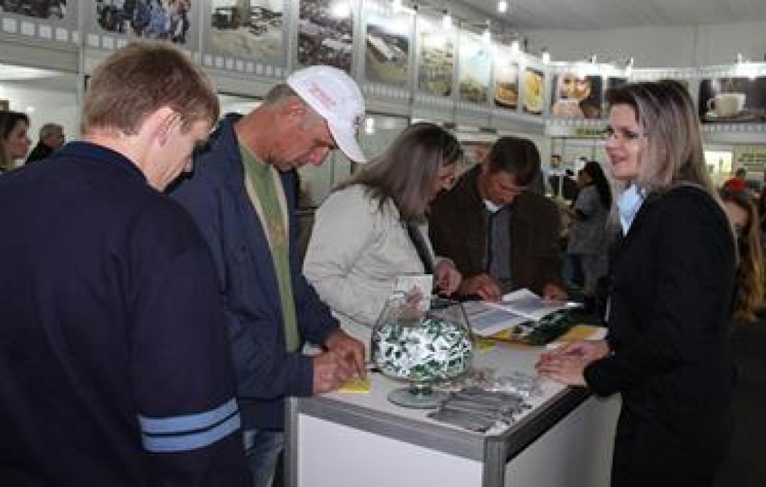 Sorteio de pr&ecirc;mios aos visitantes dos estandes da Copagril na Expo Rondon &eacute; realizado