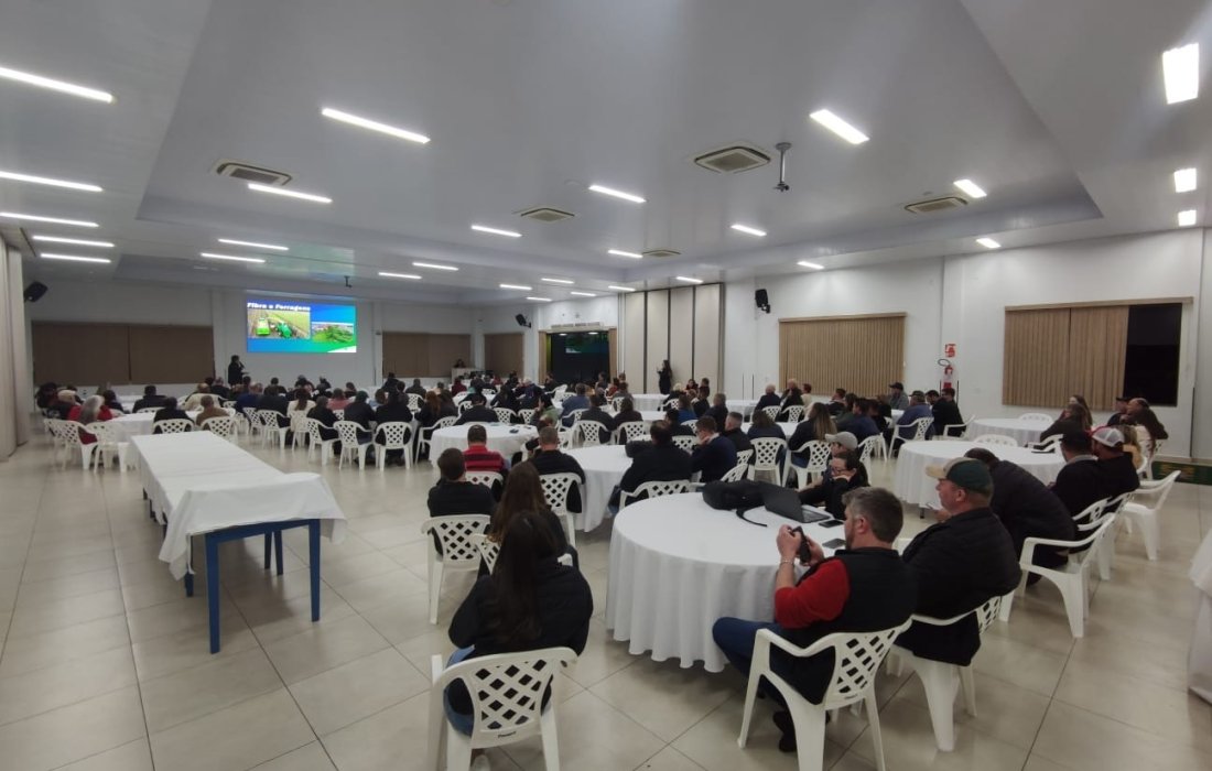 Palestra sobre atividade leiteira re&uacute;ne produtores e especialistas em evento promovido pela Copagril