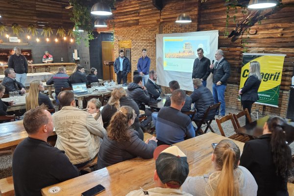 Jovens da Copagril recebem premia&ccedil;&atilde;o do Concurso de Produtividade Agr&iacute;cola da ACJC