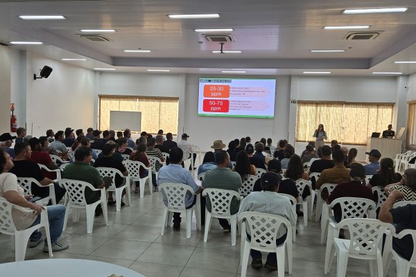 Cooperaves reúne cooperados da avicultura Lar/Copagril para alinhamento técnico 