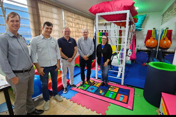 Copagril doa equipamentos para Sala Sensorial da APAE de Marechal Rondon