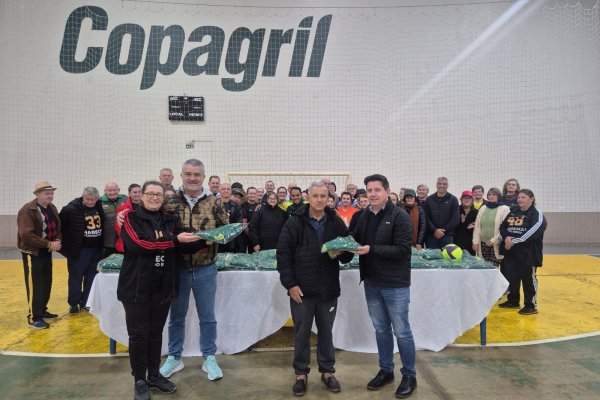 Entrega de agasalhos destaca protagonismo da terceira idade no esporte em Marechal Candido Rondon