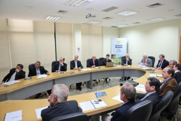 Diretores da Ocepar participam de reuni&atilde;o ordin&aacute;ria em Curitiba