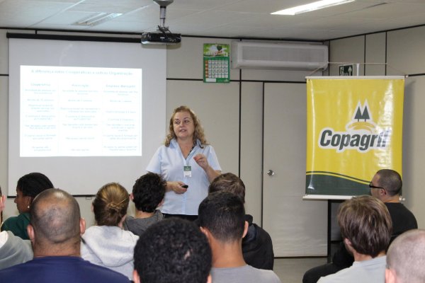Estudantes e professores da UFPR de Curitiba visitam a Copagril