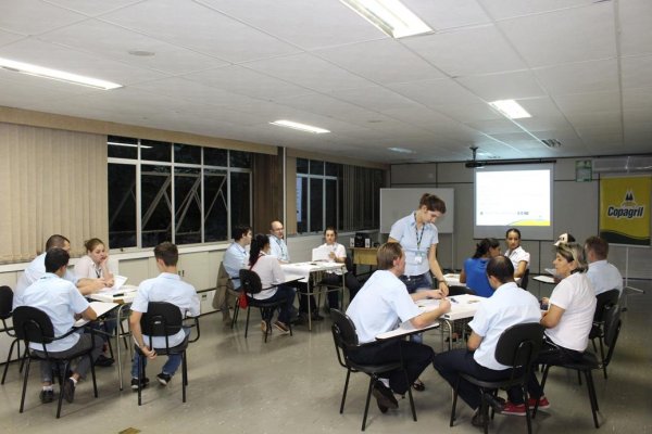 Funcion&aacute;rios dos setor de hortifrutis dos supermercados Copagril recebem treinamento