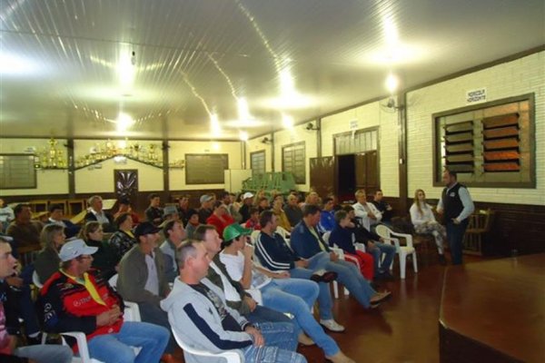 Per&iacute;odo de transi&ccedil;&atilde;o de vacas leiteiras &eacute; tema de palestras aos associados de Pato Bragado