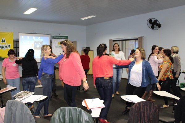 Mulheres e jovens aperfei&ccedil;oam a comunica&ccedil;&atilde;o em curso de lideran&ccedil;a