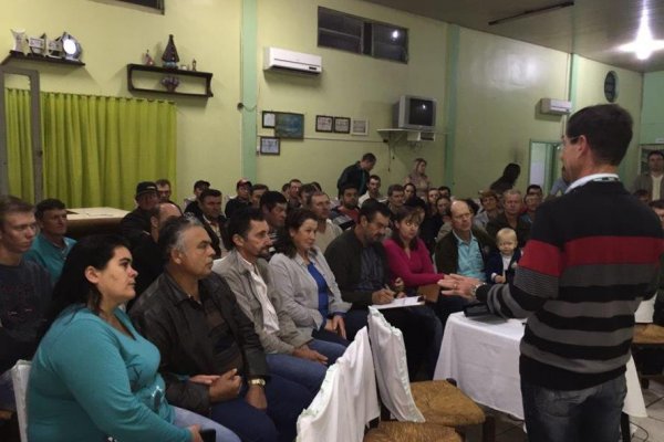 Associados de Entre Rios do Oeste participam de palestra sobre leite
