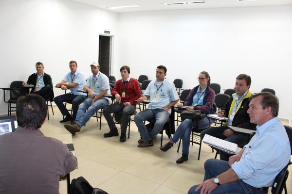 Profissionais t&eacute;cnicos do fomento su&iacute;nos recebem orienta&ccedil;&otilde;es sobre doen&ccedil;as emergenciais