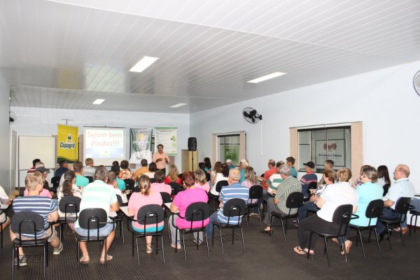 Associados e familiares da Copagril recebem palestra sobre cooperativismo