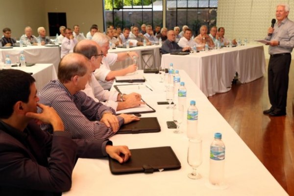 F&oacute;rum dos presidentes das cooperativas do Paran&aacute; &eacute; realizado em Cafel&acirc;ndia