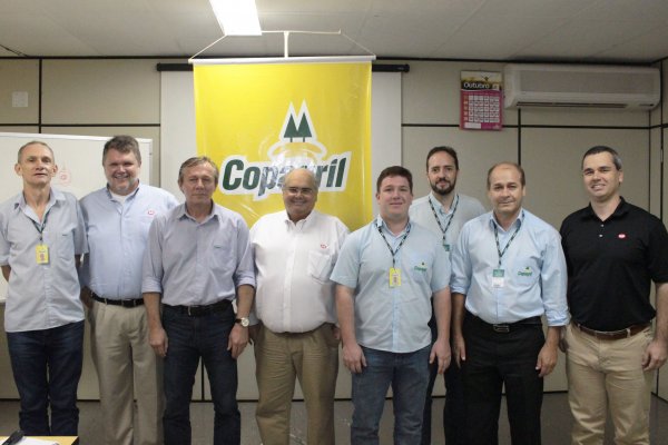 Representantes da Cobb-Vantress visitam a Copagril