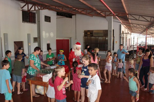 Crian&ccedil;as das &aacute;reas rurais recebem a visita do Papai Noel da ACJC