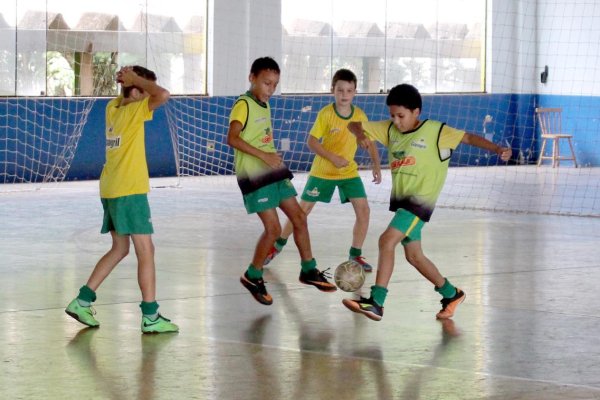 Iniciados treinamentos da Escolinha de Futsal da AACC