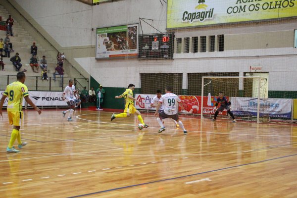 Equipe Copagril Futsal vence Toledo por 2x1 no Gin&aacute;sio Ney Braga