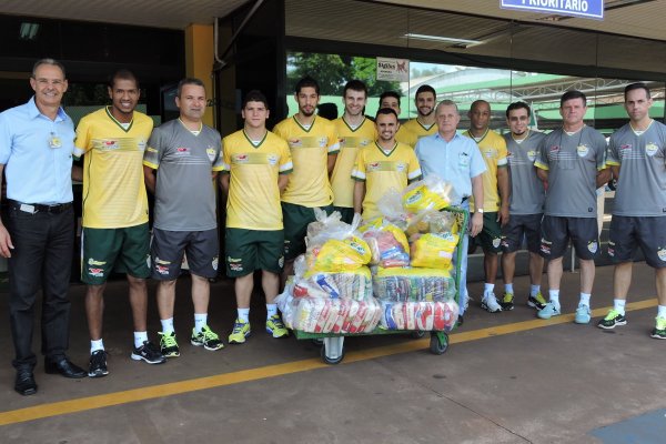 Copagril Futsal repassa donativos arrecadados em amistoso