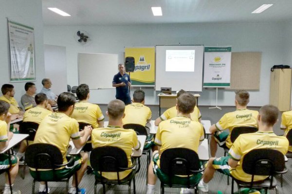 Elenco participa de palestra com &aacute;rbitro da Federa&ccedil;&atilde;o Paranaense de Futsal